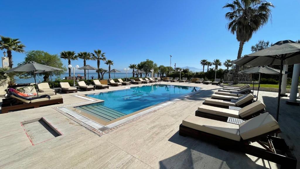 3 нощувки със закуски и вечери в хотел Eona Beach Resort 5*, Агия Триада, Солун, Гърция през Юни и Юли! Дете до 11.99г. – безплатно!