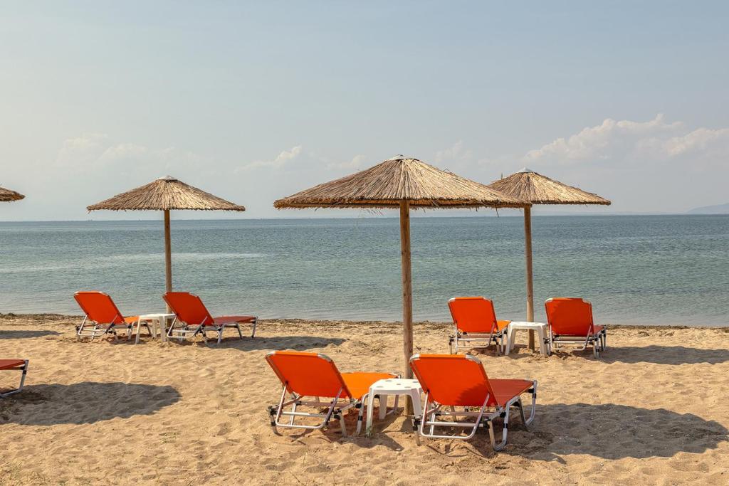 3 нощувки със закуски и вечери в хотел Sun Beach 4*, Агия Триада, Солун, Гърция през Май и Юни!